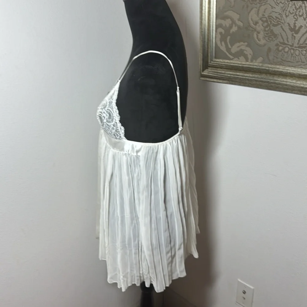 Victoria’s Secret ivory pleated lace sheer baby doll‎ satin bow sz M intimates